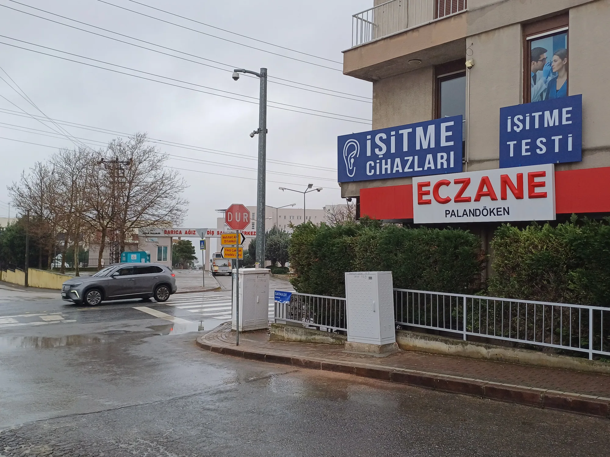 Darıca'da Palandöken Eczanesi'nin üst katındaki Avrasya İşitme Cihazları merkezinin bina cephesi ve tabelaları